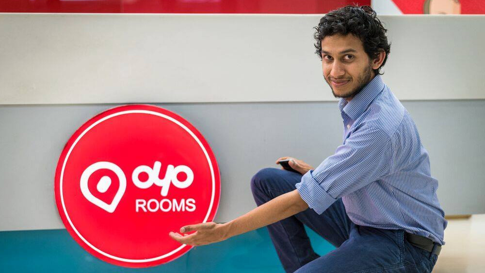 এই পরিবর্তনের কর্ণধারের নাম রীতেশ আগরওয়াল। ওড়িশার এই যুবক হোটেল চেন ‘ওয়ো’-র মালিক। সম্প্রতি একটি সাইটে জানিয়েছেন তাঁর জীবনের যাত্রাপথ। তাঁর শৈশব কেটেছে ওড়িশার রায়গড়ে এক মধ্যবিত্ত পরিবারে। দশম শ্রেণির পরে পড়াশোনা রাজস্থানের কোটা শহরে। বরাবরই তাঁর শখ ছিল শিল্পদ্যোগী হওয়া।