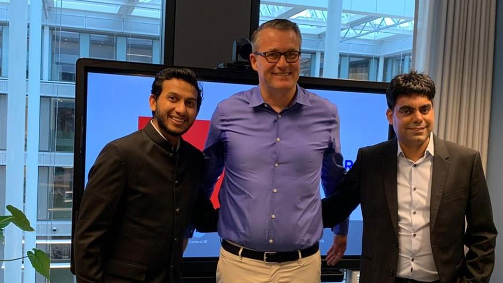 কলেজের ক্লাস ফাঁকি দিয়ে রাজস্থান থেকে দিল্লি গিয়ে সেখানকার বিভিন্ন স্টার্ট আপ-এ ইন্টার্নশিপ করতেন রীতেশ। এ সব টেরও পেতেন না তাঁর বাবা মা। আঠেরো বছর বয়সে শুরু করেন তাঁর নতুন ব্যবসা।