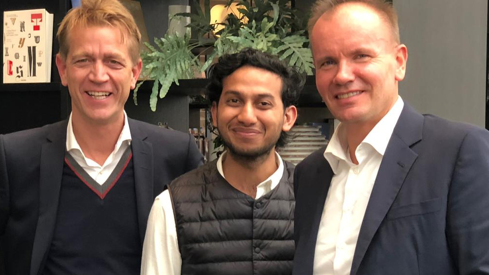 প্রথম ব্যবসা থেকে যা উপার্জন করেন, সেটা দিয়ে তিনি প্রায় একশোটি হোটেলে থাকেন এবং কথা বলেন সে সব হোটেলের মালিকদের সঙ্গে।