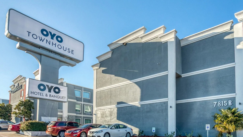 কিন্তু বেশি দিন কলেজ ফাঁকি দিয়ে ব্যবসা চলল না। ধরা পড়ে গেলেন বাবার কাছে। রীতেশ জানালেন, তিনি পড়াশোনার বদলে ব্যবসা-ই করতে চান।