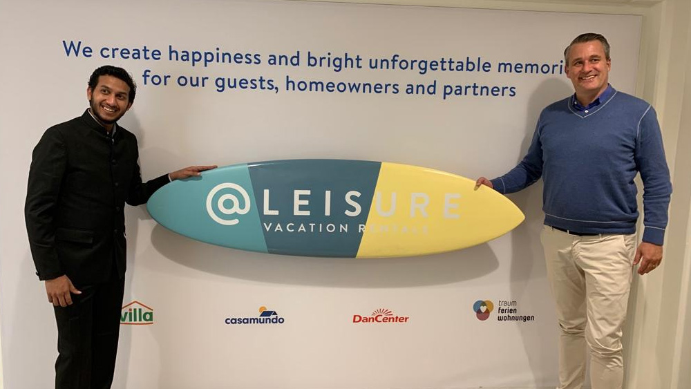 আজও দিনভর পরিশ্রম করতে ভালবাসেন রীতেশ। সবকিছুর সার্থকতা তিনি খুঁজে পান, যখন দেখেন একটা রাস্তার চারধারে ঝুলছে ‘ওয়ো রুমস’-এর বোর্ড। একটানা দীর্ঘ ক্ষণ কাজের পরে তাঁর অন্যতম বিনোদন পোষ্য কুকুর লিজার সঙ্গে খেলা।