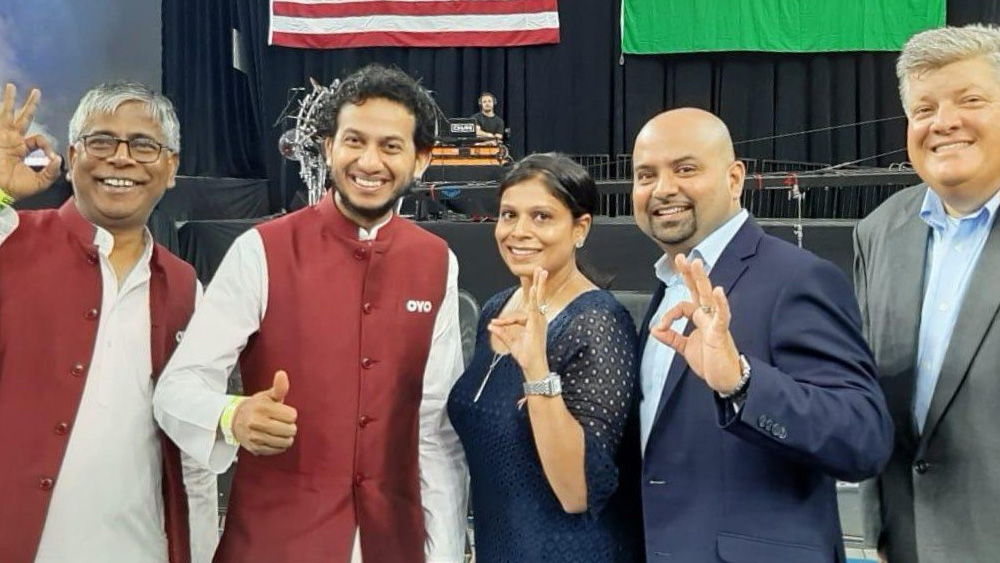 রীতেশের সাফল্যের নেপথ্য কাহিনি মন জয় করেছে ইন্টারনেট ব্যবহারকারীদের। অনেকেই বলছেন, জীবনে চলার পথে নতুন করে ভাবতে শেখাচ্ছেন ছক ভাঙা তরুণ শিল্পোদ্যোগী রীতেশ আগরওয়াল।  (ছবি: ফেসবুক)