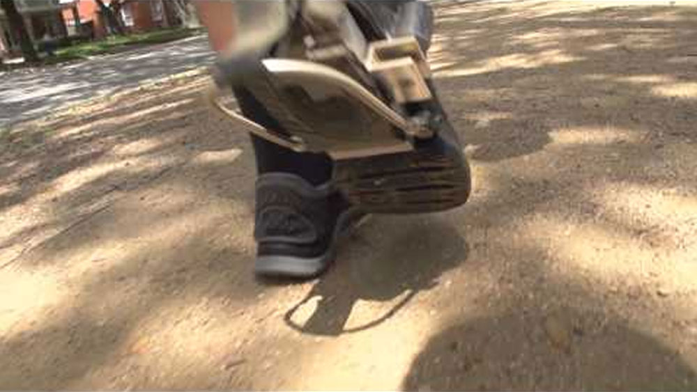 যন্ত্রটি জুতোয় লাগানো থাকবে। আর তার সঙ্গে বিদ্যুতের তার দিয়ে চার্জার জোড়া থাকবে মোবাইলে। তাঁদের দাবি, সাধারণ বৈদ্যুতিক চার্জারে যে গতিতে মোবাইল চার্জ হয়, তার ২০ শতাংশ দ্রুততার সঙ্গে এই যন্ত্রে চার্জ হবে।