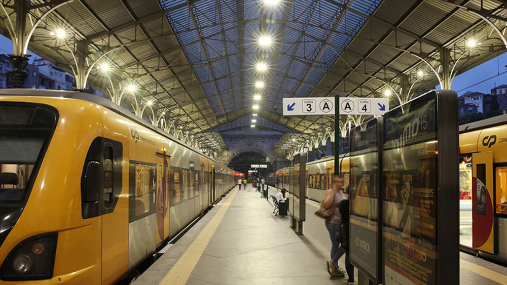 কী ভাবে মাথায় এমন পরিকল্পনা এল তাঁদের? দু’জনেই অনুপ্রাণিত হয়েছিলেন বিদেশে এ রকম একটা প্রোজেক্টের কথা শুনে। সেখানে নাকি রেলের সমস্ত প্ল্যাটফর্ম আলোকিত হয় যাত্রীদের চলাফেরা থেকে উৎপন্ন শক্তি দিয়েই।