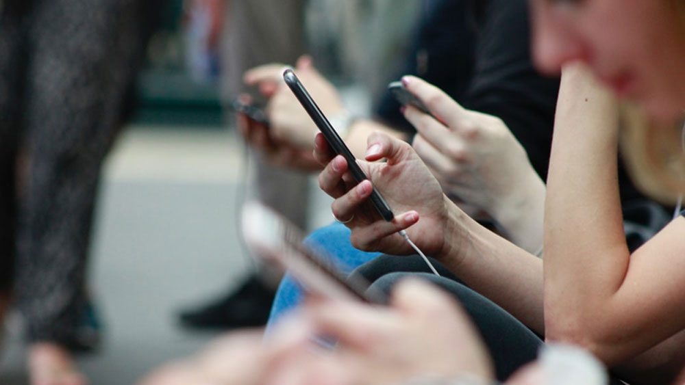 মোবাইল ফোনকেই কেন বেছে নিলেন? তাঁরা জানান, তাঁরা এমন কিছু করতে চেয়েছিলেন, যার চাহিদা এই মুহূর্তে সবচেয়ে বেশি। আর ছোট থেকে বড় সকলেই এখন মোবাইলে মগ্ন থাকেন দিনের বেশির ভাগ সময়।