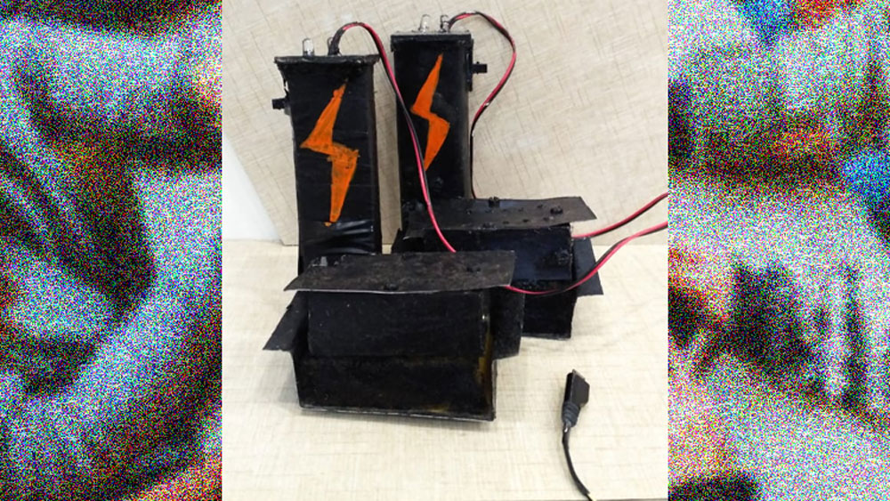 কী ভাবে কাজ করে যন্ত্রটি? দুটো পায়েই জুতোর সঙ্গে এই যন্ত্র লাগানো থাকবে। হাঁটাচলার সঙ্গে যে শক্তি তৈরি হবে তা ব্যাটারিতে জমে থাকবে আর সেই ব্যাটারির মাধ্যমেই চার্জ হবে ফোন।