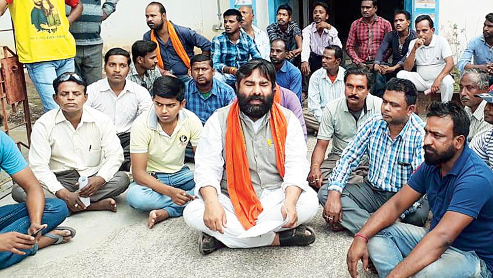 BJP workers show agitation in front of Kanksa BLRO