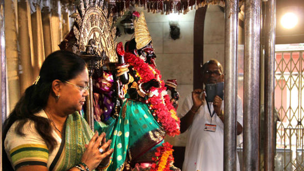 তাঁর প্রাথমিক পড়াশোনা কোদাইকানালের এক কনভেন্ট স্কুলে। এর পর সোফিয়া কলেজ থেকে অর্থনীতি ও রাষ্ট্রবিজ্ঞানে স্নাতক হন।
