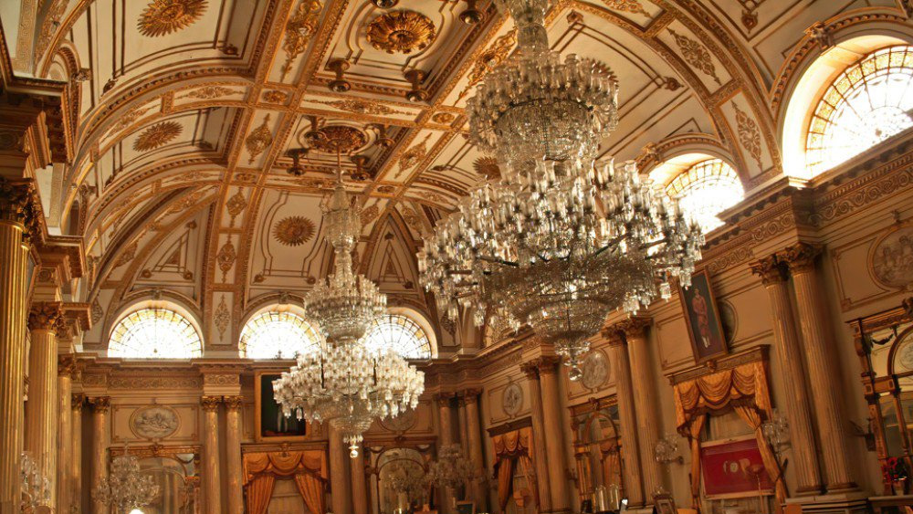 অন্যান্য রাজপরিবারের মতো সিন্ধিয়া বংশও ক্ষত বিক্ষত সম্পত্তি সংক্রান্ত বিবাদে। গত তিন দশকেরও বেশি সময় ধরে ৪০ হাজার কোটি টাকারও বেশি সম্পত্তি ঘিরে চরমে পৌঁছেছে দ্বন্দ্ব। বর্তমানে বিবাদের মূল প্রতিদ্বন্দ্বী জ্যোতিরাদিত্য সিন্ধিয়া ও তাঁর তিন পিসি। তবে সব বিবাদ সরিয়ে রেখে ভাইপোর দলবদলের সিদ্ধান্তকে স্বাগত জানিয়েছেন বসুন্ধরা ও যশোধরা, দু’জনেই।