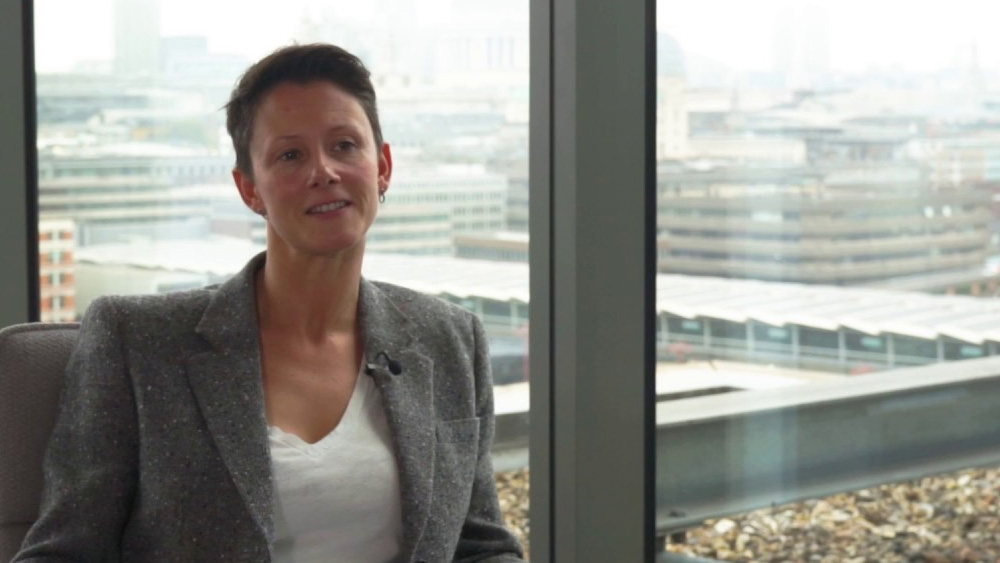 পুরুষপ্রধান খেলা ফর্মুলা ওয়ান রেসিং-য়ে তিনি-ই যোগ্য নেত্রী— এই স্বীকৃতি দেওয়া হয়েছে ফর্মুলা ওয়ান-এর মার্কেটিং অ্যান্ড কমিউনিকেশনস-এর ডিরেক্টর এলি নর্ম্যানকে। তিনিও আছেন এই সেরা দশ-এর তালিকায়।