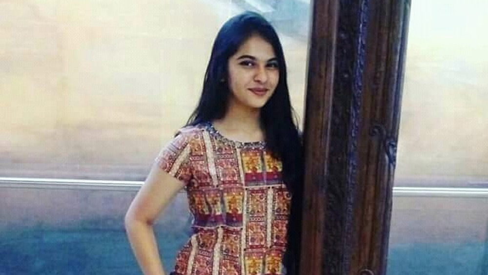 মুম্বইয়ে সিমরনের জন্ম ১৯৯৭ সালে। তাঁর সাত বছর বয়সে তাঁকে নেওয়া হয়েছিল ধূমপানবিরোধী ওই বিজ্ঞাপনে। সিমরনের মুখে কোনও সংলাপ ছিল না। চোখের অভিব্যক্তিতেই ফুটিয়ে তুলেছিলেন অনুচ্চারিত সংলাপ। দেশ জুড়ে সিমরনকে জনপ্রিয়তা দেয় এই বিজ্ঞাপন।