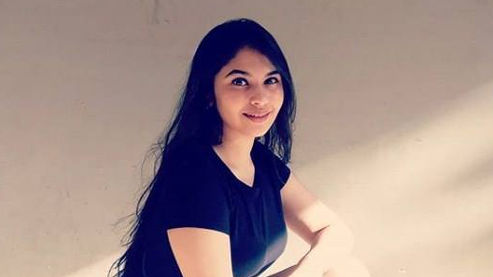 শুটিংয়ের অবসরে সিমরন ভালবাসেন বেড়াতে যেতে আর শপিং করতে। সিনেমা দেখতেও পছন্দ করেন রণবীর কপূরের এই ভক্ত।