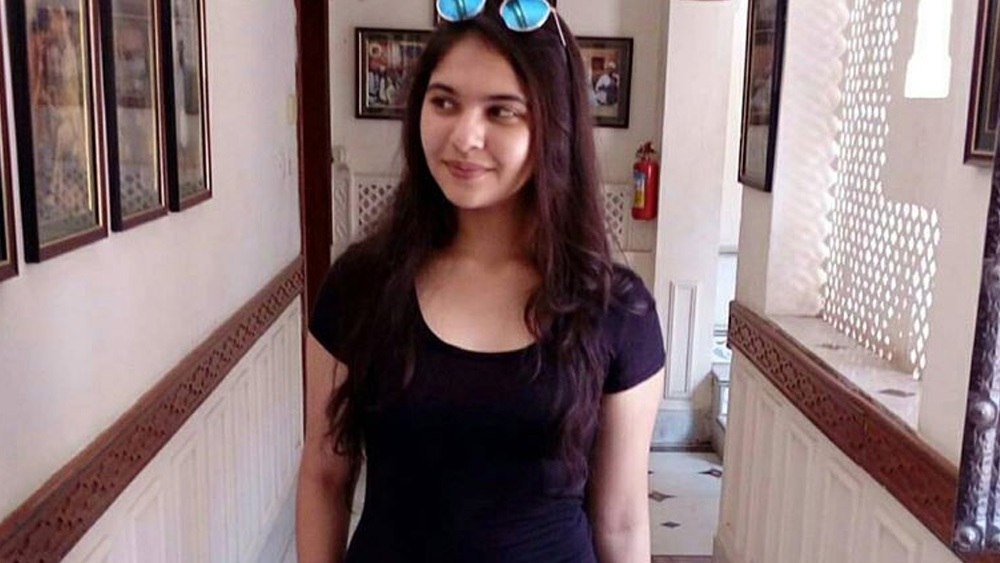 বাড়িতে থাকলে সিমরনের অবসর সময় কাটে পোষা কুকুরের সঙ্গে খেলা করে।