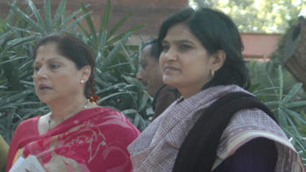 ২। গ্বালিয়রের শেষ রাজা জিবাজিরাও সিন্ধিয়া এবং রাজমাতা বিজয়ারাজে সিন্ধিয়ার ছোট মেয়ে যশোধরা বিস্তৃত ব্যাখ্যাও দিয়েছিলেন তাঁর দাবির। বলেছিলেন, তাঁদের শৈশবে বিশেষ বিশেষ দিনে খাওয়া হত সোনা রুপোর বাসনে। তাঁর বিয়েতে সিন্ধিয়া পরিবার থেকে দেওয়া হয়েছিল সোনার থালা এবং ছ’টি বাটি। এতে অবাক হওয়ার কিছু খুঁজে পাননি বিজেপি নেত্রী যশোধরা।