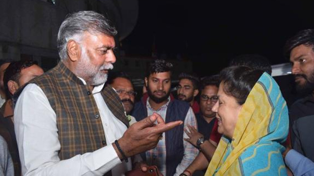 পারিবারিক ধারা অনুসরণ করেই তিনি ১৯৯৪ সালে যোগ দেন বিজেপিতে।১৯৯৮-তে প্রথম মধ্যপ্রদেশ বিধানসভা নির্বাচনে প্রতিদ্বন্দ্বিতা এবং জয়লাভ। ২০০৩-এও তিনি জয়ী হয়ে বিধায়ক নির্বাচিত হন। ২০০৫ থেকে ২০০৭ অবধি তিনি ছিলেন মধ্যপ্রেদেশের পর্যটন, ক্রীড়া ও যুবকল্যাণ মন্ত্রী।