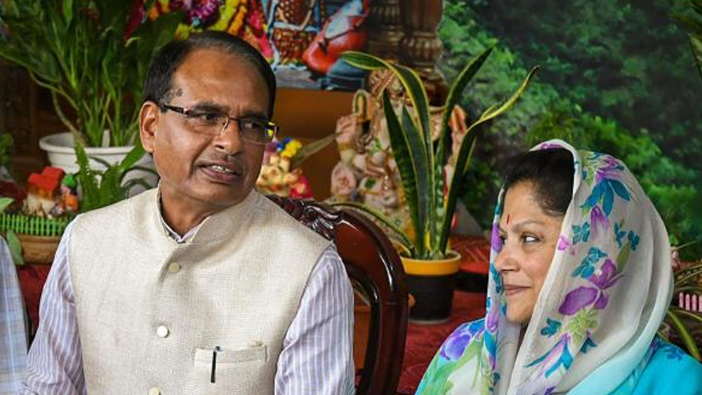 এর পর যশোধরা পা রাখেন কেন্দ্রে। ২০০৭ সালে তিনি উপনির্বাচনে গ্বালিয়র কেন্দ্র থেকে জয়ী হয়ে লোকসভার সদস্য হন। ২০০৯ সালে আবার জয়ী হয়ে দ্বিতীয় দফায় সাংসদ হিসেবে শপথগ্রহণ করেন যশোধরা। ২০১৩ সালে ফের রাজ্য রাজনীতিতে প্রত্যাবর্তন। ২০১৩ সালে শিবপুরী কেন্দ্র থেকে বিধায়ক নির্বাচিত হন তিনি। পরের দফাতেও ২০১৮ সালে নিকটতম প্রতিদ্বন্দ্বীকে পরাজিত করেন ২৪ হাজারের বেশি ভোটে।