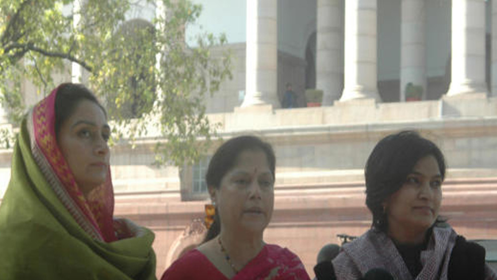 হৃদরোগ বিশেষজ্ঞ সিদ্ধার্থ ভনশালীকে বিয়ে করে ১৯৭৭ সালে আমেরিকার নিউ অর্লিন্স চলে যান যশোধরা। তাঁদের তিন সন্তান। দুই ছেলে অক্ষয় এবং অভিষেক এবং একমাত্র মেয়ে ত্রিশলা, তিন জনেই থাকেন নিউইয়র্কে। তবে সিদ্ধার্থ-যশোধরার দেড় দশকের বেশি পুরনো দাম্পত্য শেষ হয়ে যায় ১৯৯৪-এ। বিবাহবিচ্ছেদের পরে যশোধরা ফিরে আসেন ভারতে। তার পরই যোগ দেন সক্রিয় রাজনীতিতে।