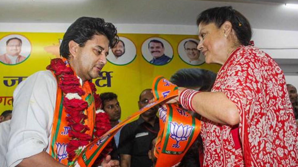 অন্যান্য রাজপরিবারের মতো সিন্ধিয়া বংশও ক্ষত বিক্ষত সম্পত্তি সংক্রান্ত বিবাদে। গত তিন দশকেরও বেশি সময় ধরে ৪০ হাজার কোটি টাকারও বেশি সম্পত্তি ঘিরে চরমে পৌঁছেছে দ্বন্দ্ব। বর্তমানে বিবাদের মূল প্রতিদ্বন্দ্বী জ্যোতিরাদিত্য সিন্ধিয়া ও তাঁর তিন পিসি। তবে সব বিবাদ সরিয়ে রেখে ভাইপোর দলবদলের সিদ্ধান্তকে স্বাগত জানিয়েছেন বসুন্ধরা ও যশোধরা, দু’জনেই।