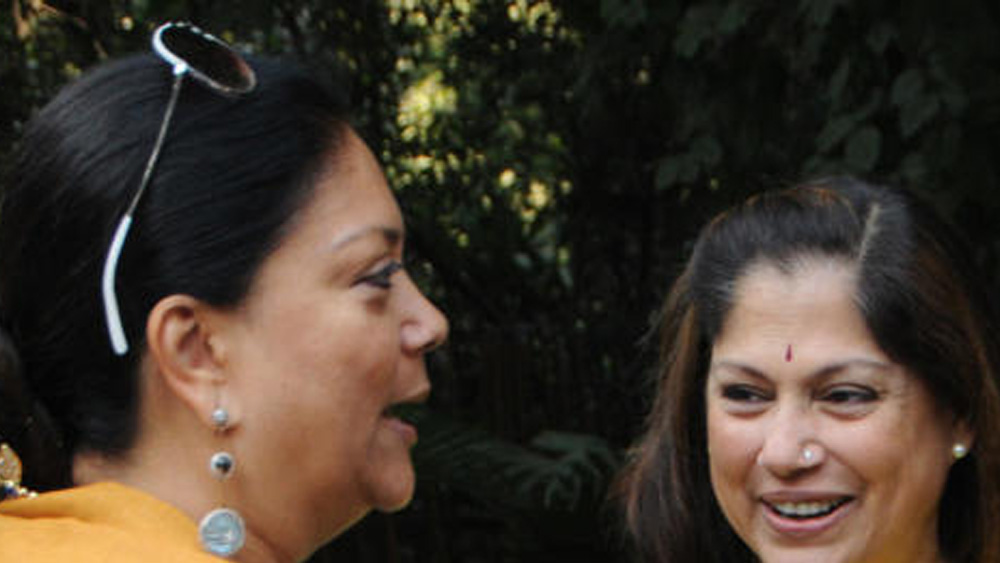 ২০১৩ সালে যশোধরা যে হিসেব দিয়েছিলেন তাতে দেড় কোটির ডিনারসেট ছাড়াও উল্লেখ রয়েছে একটি হিরের আংটির কথা। যার তৎকালীন বাজারমূল্য ছিল সাড়ে ছ’লাখ টাকারও বেশি। ন’টি ব্যাঙ্ক অ্যাকাউন্টে গচ্ছিত আমানত ছিল সাড়ে তেরো লাখ টাকার বেশি।