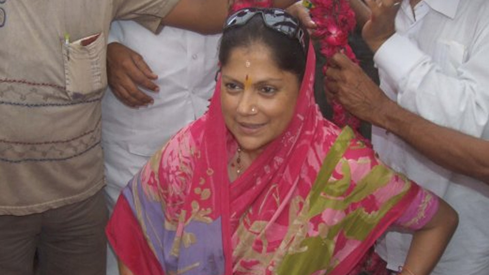 ২০০৬ সালে বিতর্ক তৈরি হয় যশোধরারাজের মন্তব্যে। দলের কাছে তিনি দাবি করেছিলেন, তাঁকে ‘শ্রীমন্ত’ বলে সম্বোধন করতে হবে। অর্থাৎ নামের সঙ্গে যুক্ত হবে ‘ইয়োর হাইনেস’ বা ‘ইয়োর ম্যাজেস্টি’ গোত্রীয় সম্মান। প্রথমে অসম্মতি থাকলেও পরে বিজেপি থেকে জানানো হয় যশোধরারাজে সিন্ধিয়াকে এ বার থেকে অফিশিয়ালি ‘শ্রীমন্ত’ বলে সম্বোধন করা হবে। দেশে রাজতন্ত্র অবলুপ্ত হওয়ার ৫৫ বছর ফিরে আসে রাজপারিবারের রীতি।  (ছবি: আর্কাইভ ও সোশ্যাল মিডিয়া)