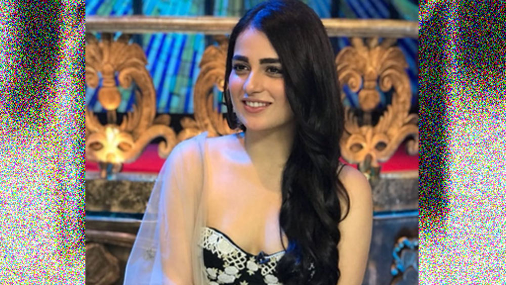 এই অভিনেত্রীর নাম রাধিকা মদন। একতা কপূরের হাত ধরেই অভিনয়ে আসা তাঁর। প্রথমদিকে একেবারেই স্মার্ট ছিলেন না রাধিকা। নিজেকে গ্রুমিং করে হাঁটাচলা থেকে কথাবার্তা— সবেতেই পারদর্শী হয়ে উঠেছেন।