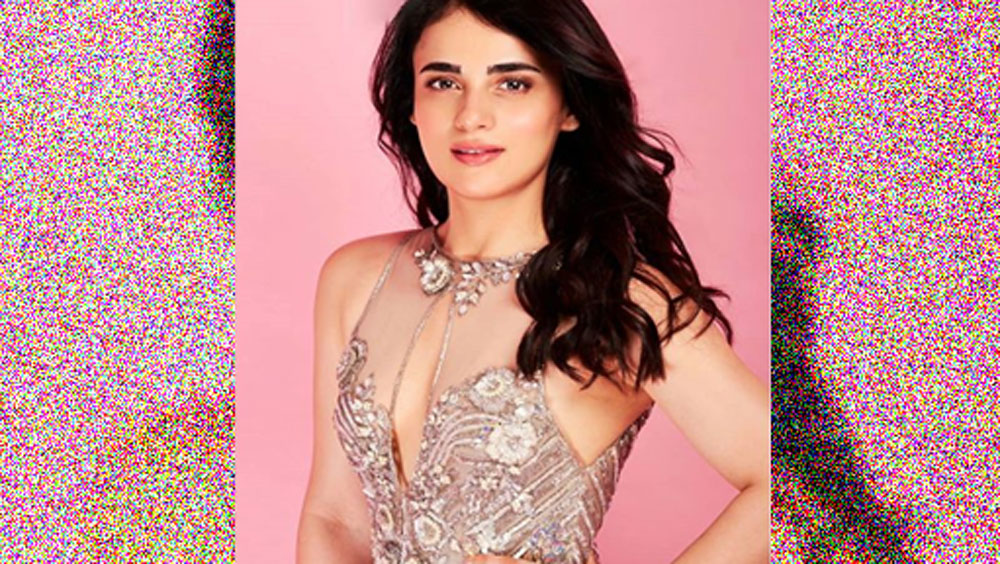 ১৯৯৫ সালে ১ মে দিল্লির একটি পঞ্জাবি পরিবারে জন্ম রাধিকার। মথুরা রোডের দিল্লি পাবলিক স্কুলে পড়াশোনা। তারপর জেসাস অ্যান্ড মেরি কলেজ থেকে স্নাতক হন।