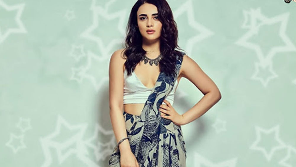 ‘আংরেজি মিডিয়াম’ দেখে তাঁর অভিনয়ের প্রশংসা করে অমিতাভ বচ্চন নিজের হাতে একটি চিরকুট পাঠিয়েছেন রাধিকাকে। সঙ্গে দিয়েছেন ফুলের তোড়া। সেই ছবি ইনস্টাগ্রামে শেয়ার করে তাঁর অনুভূতির কথাও লিখেছেন রাধিকা।