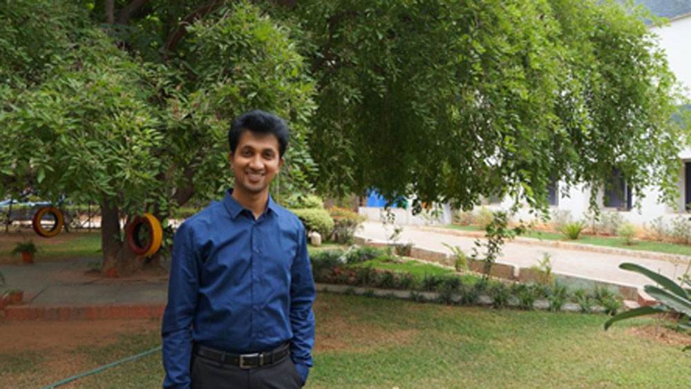 কিন্তু একটা পরীক্ষায় ব্যর্থ হওয়া মানেই জীবনে ব্যর্থ হওয়া নয়। আমাদের চারপাশেই এমন অনেকে রয়েছেন, যাঁরা স্কুলের পরীক্ষায় একেবারেই ভাল ফল করে উঠতে পারেননি, কিন্তু আজ তাঁরাই জীবনে প্রকৃত সাফল্য অর্জন করেছেন। ক্লাসে প্রথম হওয়া সেই সহপাঠীকেও অনেক পিছনে ফেলে এসেছেন।