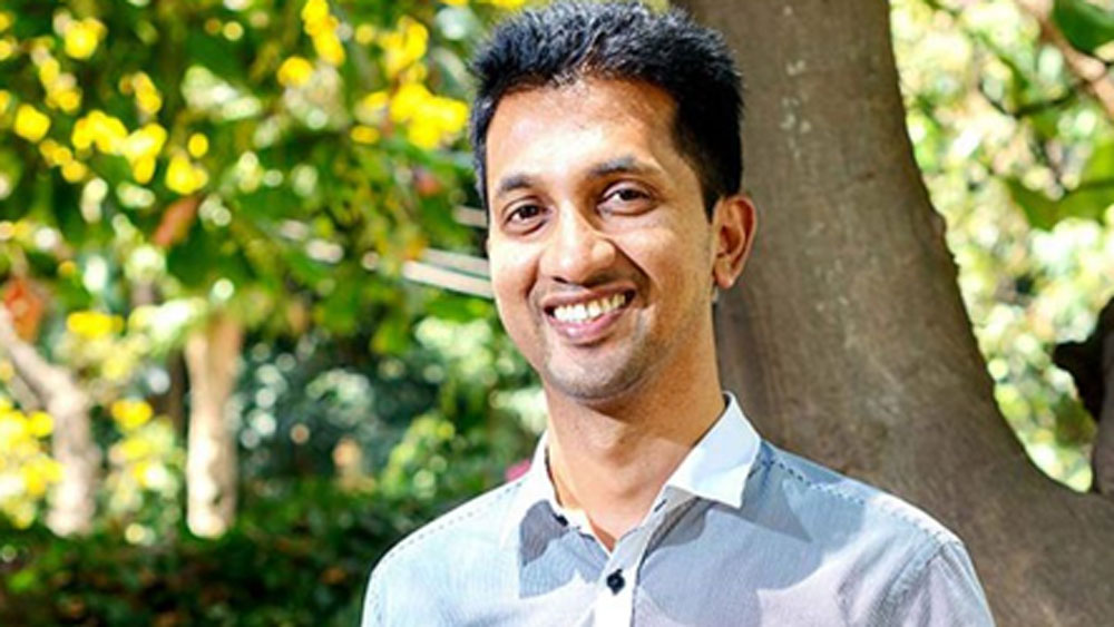 কয়েক বছর পর বিদেশের পাঠ চুকিয়ে দেশে ফিরে আসেন মুস্তাফা। বেঙ্গালুরু থেকে এমবিএ করেন। তখনই নিজের ব্যবসা শুরু করার কথা মাথায় আসে তাঁর। বেঙ্গালুরুর থিপাসানদ্রাতে তাঁর আত্মীয়দের একটি দোকান ছিল। মাঝে মধ্যেই সেখানে বসে গল্পগুজবে কাটিয়ে দিতেন।