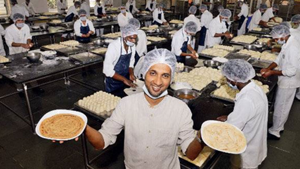 খুব অবাক হয়ে দেখতেন, প্রতিদিনই ইডলি এবং দোসার ব্যাটার মহিলারা দোকান থেকে কিনে নিয়ে যান। ইডলি-দোসার এই ব্যাটারের চাহিদাও প্রচুর। সে যত খারাপ মানেরই হোক না কেন, দোকানে রোজ শেষ হয়ে যেত সেগুলো। তা থেকেই প্যাকেজড ফুড ব্যবসার কথা মাথায় আসে তাঁর।