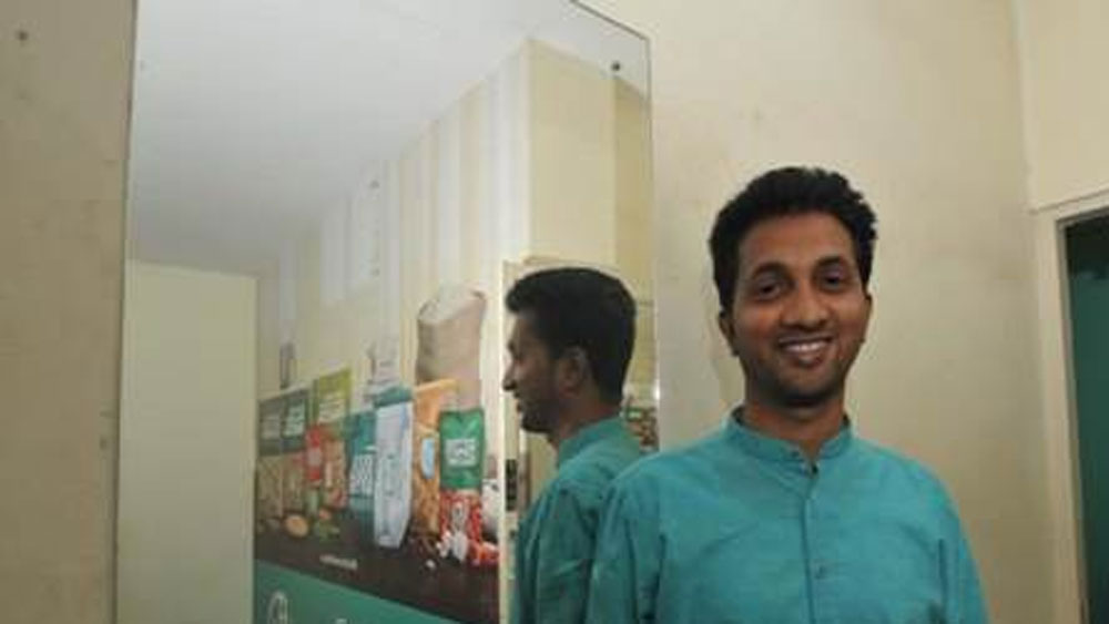 ২০০৮ সালে তাঁরা ৫০ বর্গ ফুটের একটা ছোট রান্নাঘর ভাড়া নেন তিনি। সঙ্গে কেনেন একটা গ্রাইন্ডার। স্কুটারে করে ব্যাটারগুলো বাড়ি বাড়ি পৌঁছে দিতে শুরু করেন তাঁরা। একটু জনপ্রিয় হলে কোম্পানির নাম দেন বেস্ট ফুড প্রাইভেট লিমিটেড। পরে নাম বদলে রাখেন আইডি স্পেশাল ফুডস প্রাইভেট লিমিটেড।