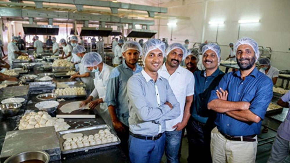 এখন ৫০ কেজি ব্যাটার সরবরাহ করে তাঁর কোম্পানি। সঙ্গে যোগ হয়েছে ৪০ হাজার চাপাটি, দু’লাখ পরোটা, দু’হাজার টমেটো এবং ধনেপাতার চাটনির প্যাকেট।