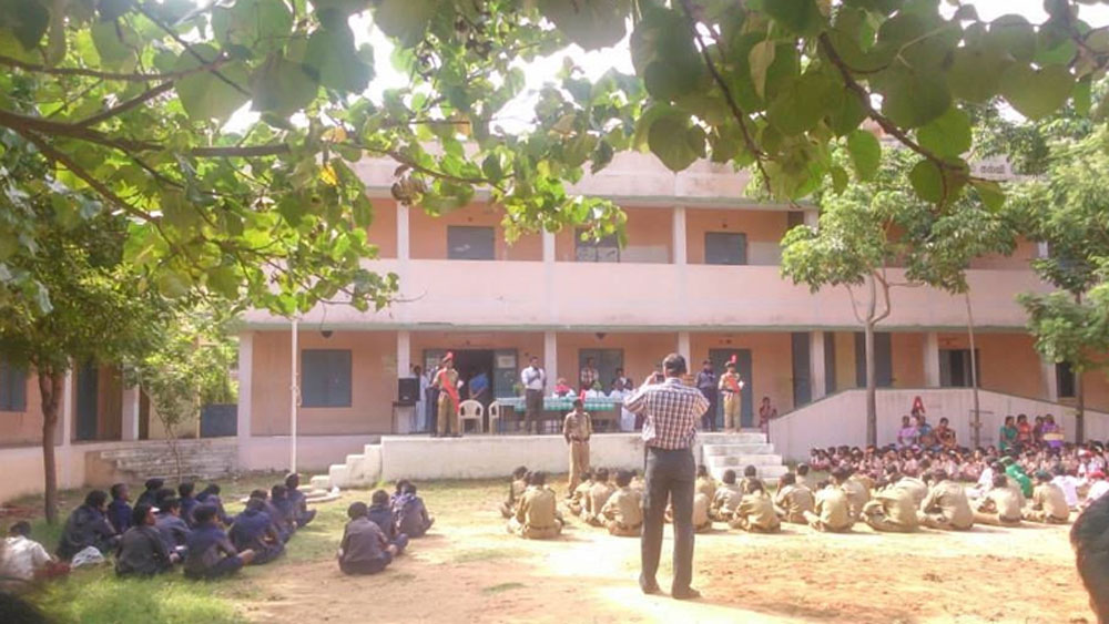 খুব বেশি দূর পড়াশোনা করেননি তিনি। সইদাপেট-এর মডেল হায়ার সেকেন্ডারি স্কুল থেকে পাশ করার পর তিনি একটি রুরাল ইনফরমেশন এডুকেশন সেন্টারে ভর্তি হন। সেখানে দু'বছর প্রশিক্ষণ নেন।