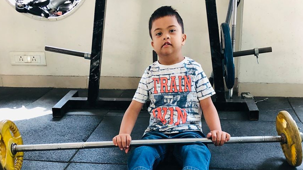 শুনেই রোখ চেপে যায় আদিত্যর। তিনি ঠিক করেন, ওই শিশুকেই দত্তক নেবেন। কিন্তু তখন আদিত্যর বয়স ২৭ বছর। আইন অনুযাযী, সে সময় ৩০ বছর বয়স না হলে সিঙ্গল পেরেন্ট হওয়ার অনুমতি মিলত না। এর পর বেশ কয়েক মাস অপেক্ষা ও আইনি যুদ্ধের পরে অবশেষে সেই শিশুটিকে দত্তক নেন আদিত্য। নাম দেন ‘অবনীশ’। বাইশ মাস বয়সি অবনীশকে বাড়িতে আনেন আদিত্য।