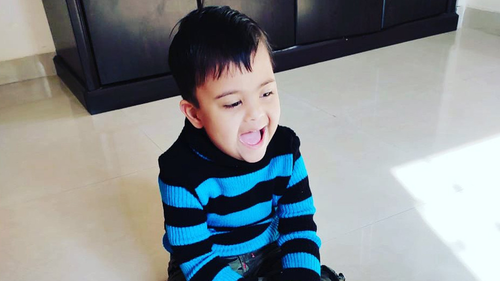 ডাউন সিন্ড্রোমে আক্রান্ত অবনীশকে ঘিরেই গত চার বছর আবর্তিত হচ্ছে আদিত্যর পৃথিবী। অবনীশের চোখ দিয়েই এই পৃথিবীকে দেখছেন তিনি।