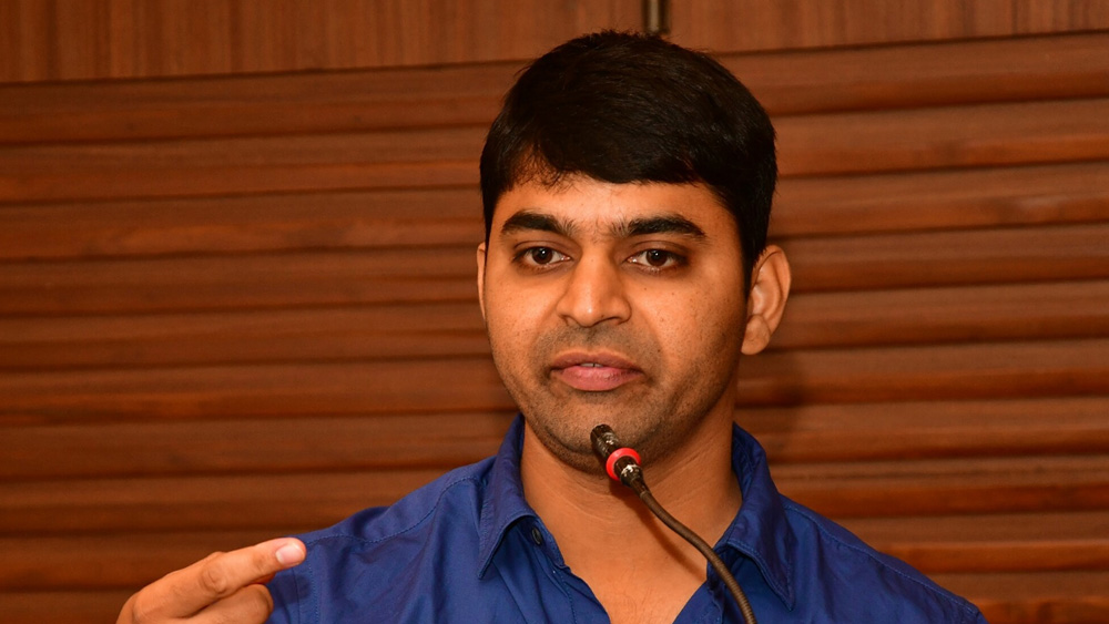 প্রথম থেকেই চলার পথ বন্ধুর। কিন্তু হার মানেননি আদিত্য। জানিয়েছেন, যখন তিনি সিঙ্গল ফাদার হিসেবে অবনীশকে মানুষ করতে চেয়ে আবেদন করেন, তখন তাঁকে সহজে সেই সুযোগ দেওয়া হয়নি। আসলে কোনও এক মা সন্তানকে বড় করছেন সেটা যতটা সহজে মানুষ গ্রহণ করেন, এক জন পুরুষ একা সেই কাজটা করবেন, এটা সহজে কেউ বিশ্বাস করতে চান না।