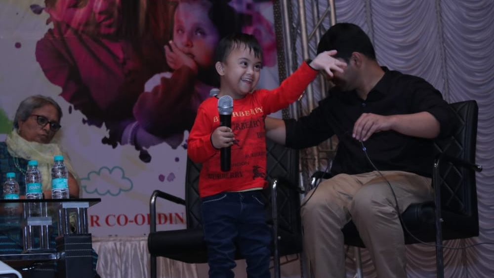 আগে একটি তথ্যপ্রযুক্তি সংস্থায় কাজ করতেন আদিত্য। অবনীশকে দত্তক নেওযার পরে ছেড়ে দিয়েছেন চাকরি। এখন নিজের একটি অফিস খুলেছেন।