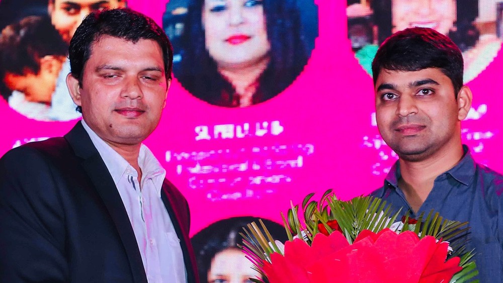 ‘ওয়েমপাওয়ার’ নামে এক সংস্থা আদিত্যকে মনোনীত করেছে ‘বিশ্বের শ্রেষ্ঠ মা’ হিসেবে। ছক ভাঙা এই তরুণ বলতে চান, মাতৃত্বের কোনও নির্দিষ্ট লিঙ্গ হয় না। প্রচেষ্টা ও ইচ্ছে থাকলে এক জন পুরুষের কাছেও সফল মাতৃত্ব সোনার পাথরবাটি নয়।
(ছবি: সোশ্যাল মিডিয়া)