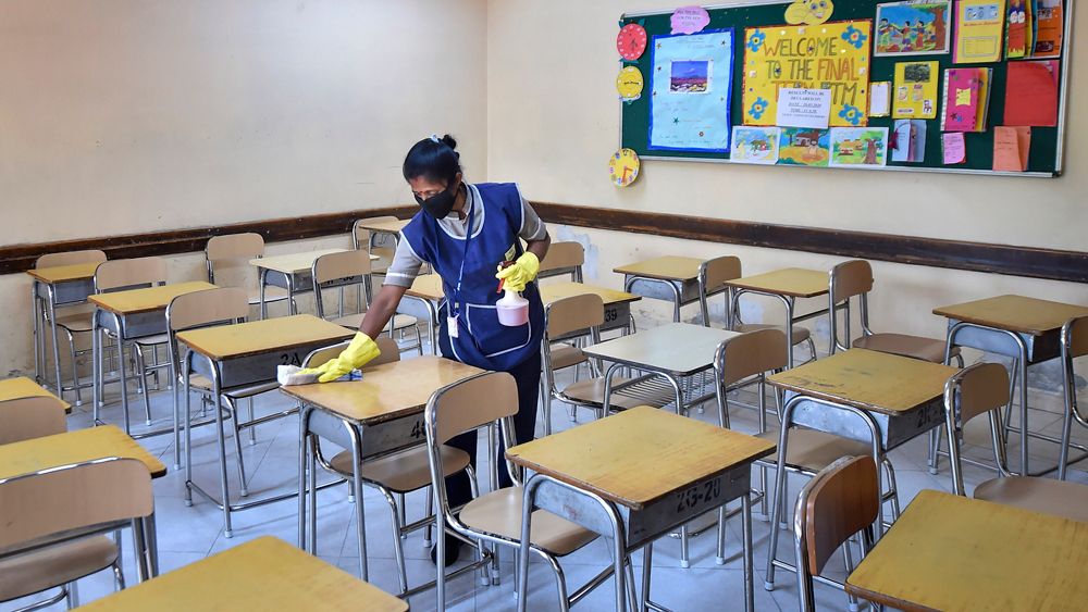 কলকাতার একটি স্কুলে চলছে জীবাণুমুক্ত করার কাজ। ছবি: পিটিআই 