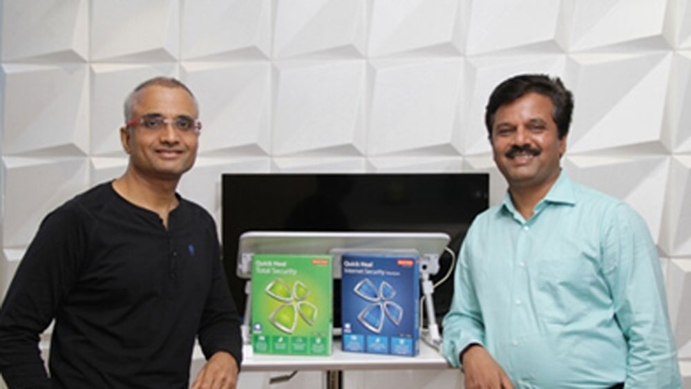 একটি ইলংকট্রনিক্স সরঞ্জাম তৈরির সংস্থায় ছোটখাটো কাজ করতেন কৈলাসের বাবা। কখনও পাড়ায় পাড়ায় ঘুরে এই কোম্পানির বাল্‌ব্‌ বিক্রি করতেন। রোজ যা আয় করতেন, সে দিনের খাওয়া খরচেই তা শেষ হয়ে যেত। তার উপর কৈলাসও তখন ছোট ছিলেন। স্কুলে পড়তেন। তাই বাবার ভরসাও হয়ে উঠতে পারেননি।