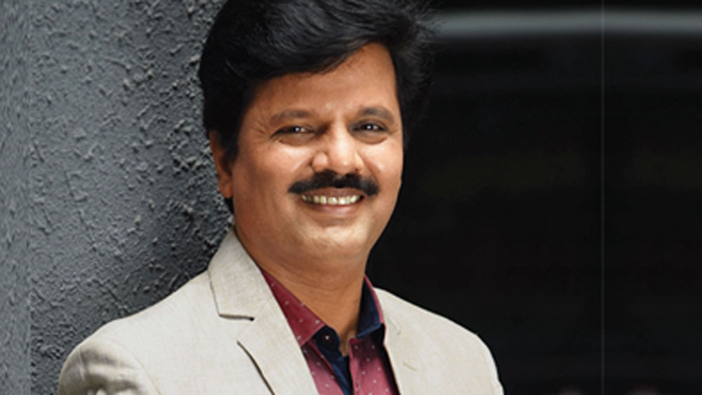 দশম শ্রেণি পর্যন্ত কোনওক্রমে পড়েছেন কৈলাস। পড়াশোনায় একেবারেই ভাল ছিলেন না। দশম শ্রেণির পরীক্ষায় অনুত্তীর্ণ হওয়ার পরই বাবা তাঁর পড়াশোনা ছাড়িয়ে দেন। বাবাকে সাহায্য করতে কৈলাসও ওই ছোট্ট বয়সে কাজে যোগ দেন।