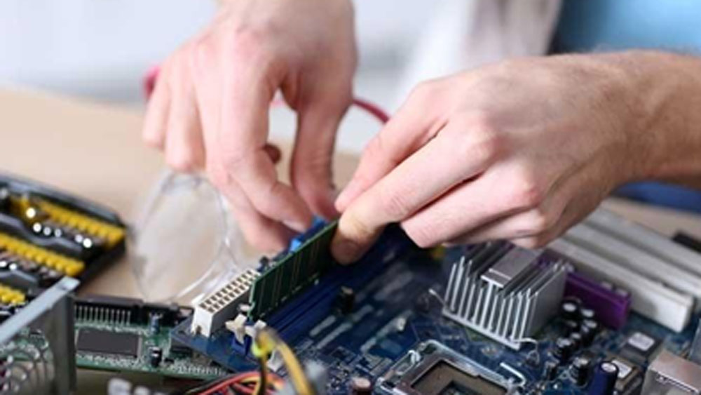 এই মেধা নিয়ে আর ভাল কোনও কাজ পেতেন না, তাই স্থানীয় একটি রেডিয়ো এবং ক্যালকুলেটর মেরামতির দোকানে যোগ দেন তিনি। হাতে হাতে অন্যদের থেকে একটু একটু করে কাজ শিখতে শিখতেই বৈদ্যুতিন যন্ত্রের উপর আগ্রহ জন্মায় তাঁর।