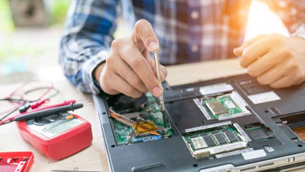 এর মধ্যে দোকানের মালিক কৈলাসকে কম্পিউটার মেরামতির প্রাথমিক প্রশিক্ষণও দেন। কৌতুহলের জেরেই কম্পিউটার মেরামতিটা বেশ আয়ত্তে করে নেন তিনি। নিজের তো আর পড়াশোনা হয়ে ওঠেনি, কিন্তু ভাই সঞ্জয়কে কম্পিউটার সায়েন্স নিয়েই পড়তে জোর করেন। পুণের মডার্ন কলেজ থেকে কম্পিউটার সায়েন্সে স্নাতক হন সঞ্জয়। ভাইয়ের পড়াশোনায় আর্থিক সাহায্য করতেন তিনি।