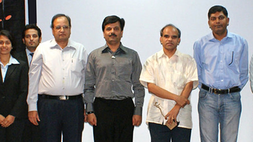 ১৯৯৩ সালে ক্যাট কম্পিউটার সার্ভিস প্রতিষ্ঠা করেন। কম্পিউটার মেরামতি দোকানের পাশাপাশি ক্যাট কম্পিউটার সার্ভিস নামে তাঁর এই সংস্থা বিভিন্ন অফিসের কম্পিউটার দেখভালের চুক্তি নিতে শুরু করে। এই সংস্থা প্রতিষ্ঠার কয়েক মাস পরেই সাফল্য আসে। নিউ ইন্ডিয়া ইনসুরেন্স কোম্পানির সঙ্গে চুক্তি হয় তাঁর।