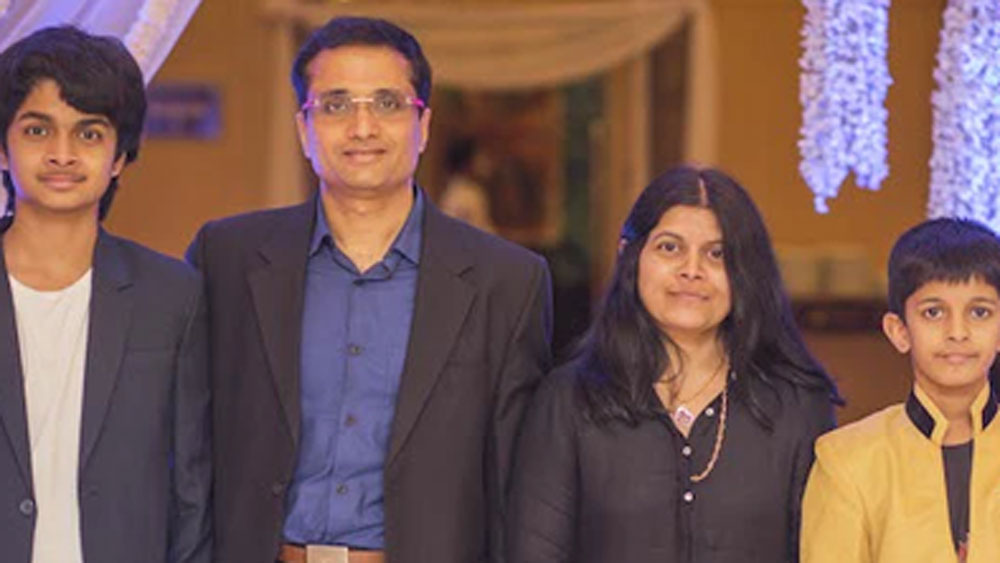 নিজের সংস্থা ক্যাট কম্পিউটার সার্ভিস-এর জন্য ভাই সঞ্জয়কে অ্যান্টিভাইরাসের একটি বেসিক মডেল বানাতে বলেন তিনি। এই ভাবেই জন্ম হয় অ্যান্টিভাইরাস ‘কুইক হিল’-এর।