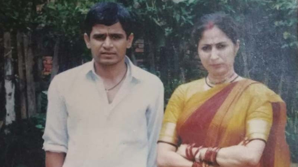 ১৯৮৮ সালে রঘুবীরের বিয়ে হয় পূর্ণিমা খড়্গের সঙ্গে। পূর্ণিমা ছিলেন আন্তর্জাতিক খ্যাতিসম্পন্ন কত্থক নৃত্যশিল্পী। তাঁদের একমাত্র ছেলের নাম অচল।