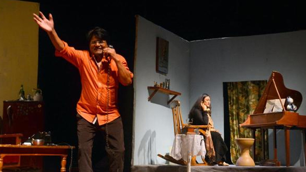 মুম্বইয়ে রঘুবীর আর রোশনি একই আবাসনে থাকতেন। হিন্দি টিভি সিরিয়ালের জনপ্রিয় মুখ রোশনির স্বামী সঞ্জয় মিশ্রও পরিচিত অভিনেতা। পর্দায় তাঁকে মূলত কমেডিয়ানের ভূমিকাতেই দেখা যায়।