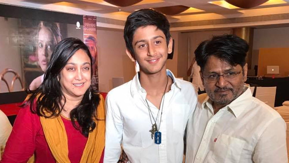 পূর্ণিমার দাবি, প্রথমে সৌজন্যমূলক আলাপ থেকে অন্তরঙ্গ হয়ে পড়েন রঘুবীর-রোশনি। লিভ ইন শুরুর আগেই নাকি রোশনি অন্তঃসত্ত্বা হয়ে পড়েন। তারপর স্বামী সঞ্জয়কে ছেড়ে রঘুবীরের সঙ্গে থাকতে শুরু করেন রোশনি। সঞ্জয়ের কাছ থেকে বিবাহবিচ্ছেদও চান তিনি। গত কয়েক বছর ধরে রঘুবীর আর রোশনি একসঙ্গে আছেন। তাঁদের ছেলের বয়স চোদ্দ বছর। দু’জনেই জানিয়েছেন, বিয়ে করার পরিকল্পনা তাঁদের নেই।