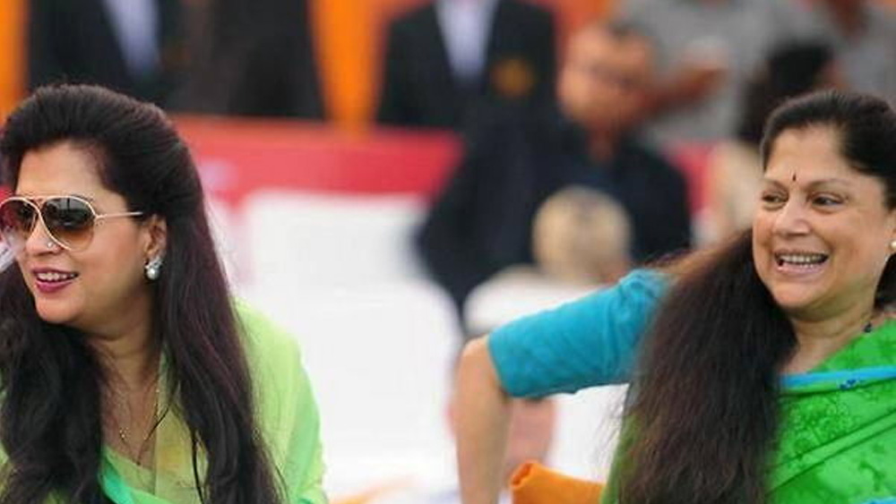 প্রথমে মুম্বই এবং তার পরে দেহরাদুন ও দিল্লির নামী প্রতিষ্ঠানে চিত্রাঙ্গদার পড়াশোনা। তবে তিনি কোনওদিন সক্রিয় রাজনীতিতে প্রবেশ করেননি। যদিও তাঁর পরিবারের মেয়েদের মধ্যে ঠাকুমা বিজয়ারাজে সিন্ধিয়া এবং দুই পিসি বসুন্ধরারাজে সিন্ধিয়া ও যশোধরারাজে সিন্ধিয়া ভারতীয় রাজনীতিতে উল্লেখযোগ্য নাম।