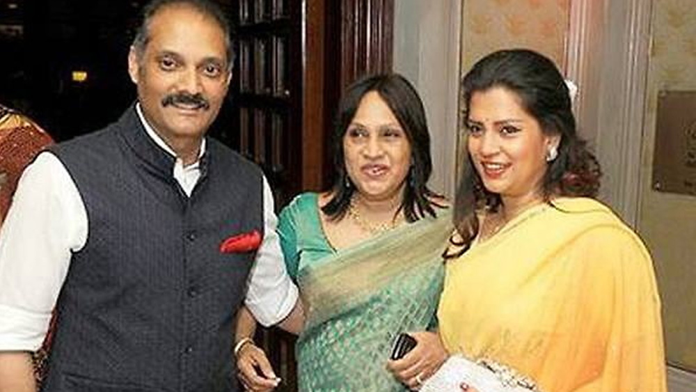 বিক্রমাদিত্য একজন সক্রিয় রাজনীতিক। ২০১৫ সালে তিনি জম্মু কাশ্মীর পিপলস ডেমোক্র্যাটিক পার্টিতে যোগ দিয়েছিলেন। দু’বছর পরে তিনি দলত্যাগ করে যোগ দেন কংগ্রেসে। ২০১৯-এ উধমপুর কেন্দ্র থেকে তিনি বিজেপি প্রার্থী জিতেন্দ্র সিংহের কাছে পরাজিত হন।